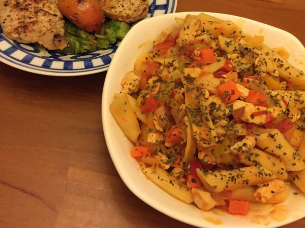 管麵先水煮。
平底鍋放入橄欖油，下雞胸肉、洋蔥、紅蘿蔔、蕃茄小炒一下，再加少許的水及蕃茄醬，燉煮一下，再放入管麵，再小加點蕃茄醬及水，繼續燉煮，讓水收乾一點，這時能再加點甜椒，過幾分鐘就是一道美味的晚餐！