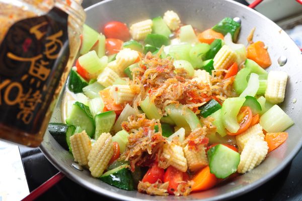 接著加入吻魚XO醬料，再充分攪拌，讓鮮蔬吸收醬汁香氣