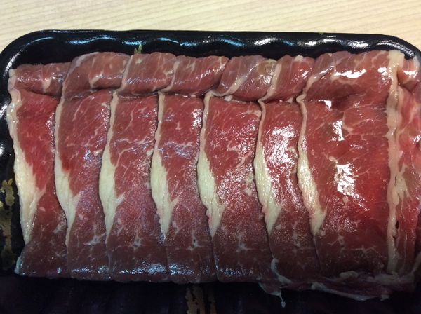 平底鍋中加入1大匙的油，熱油加入蒜末爆香後加入牛肉片炒熟後取出，直接將雪白菇和鴻禧菇放入鍋中炒，加入醬油和味霖炒香，加入熱水至蓋過菇菇煮滾後，將牛肉片放回鍋中撒上黑胡椒粉，再用太白粉水勾芡即可