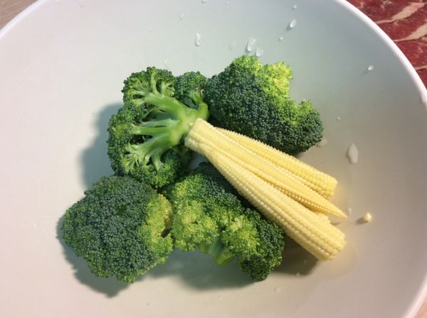 將青花菜、玉米筍及火腿片川燙後，用冷開水漂涼，玉米筍橫切薄片備用