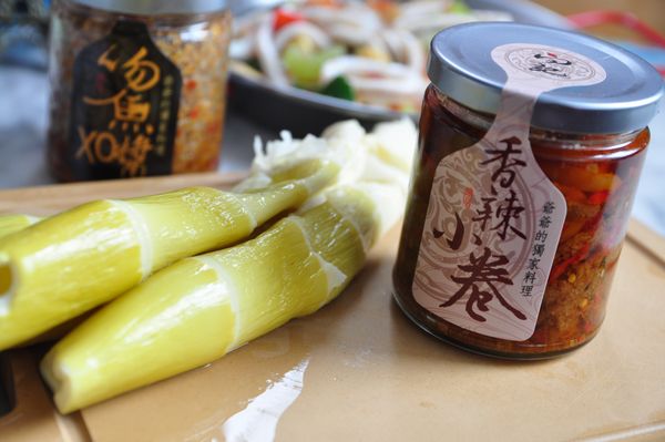 弟弟送了我弟妹家的桂竹筍，剛好搭配另一款香辣小捲醬