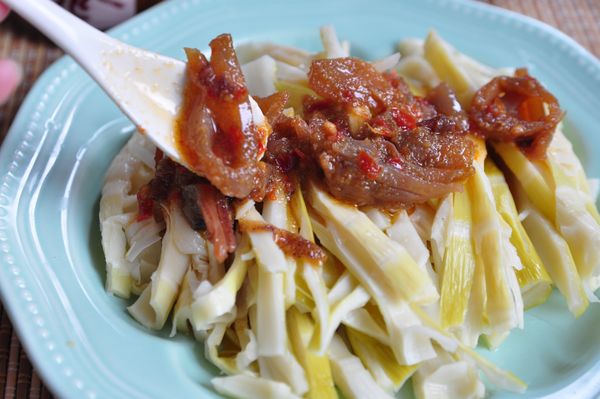 將汆燙過的桂竹筍切絲，不管是熱熱的還是冷藏過皆可，直接搭配香辣小捲醬，清爽又具口感的桂竹筍配上辣醬，也是另一種美味喔~