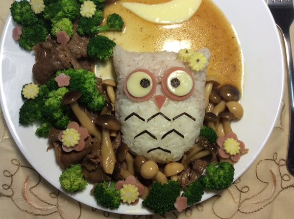 最後將所有處理好的食材在盤子中組合起來即完成可愛的「咕咕牛肉燴飯」囉！