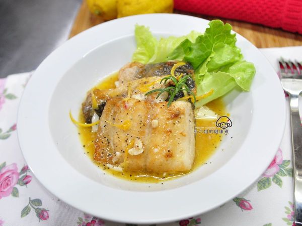 3.淋在魚排上，灑入黑胡椒粉即可上菜囉