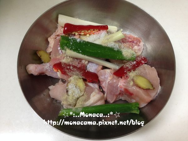 雞塊:496g
蔥花:50g
辣椒圈:9g
沙拉油:1大匙(15g)
香油:1大匙
雞高湯:5大匙
醃料:
鹽:2小匙(10g)
胡椒粉:1/4小匙
酒:1大匙
蔥段:24g
薑片:7g
辣椒段:15g
，雞塊洗淨後入醃料醃個20分鐘，移至電鍋外鍋用一米杯水蒸，開關跳起後再悶個五分鐘左右。