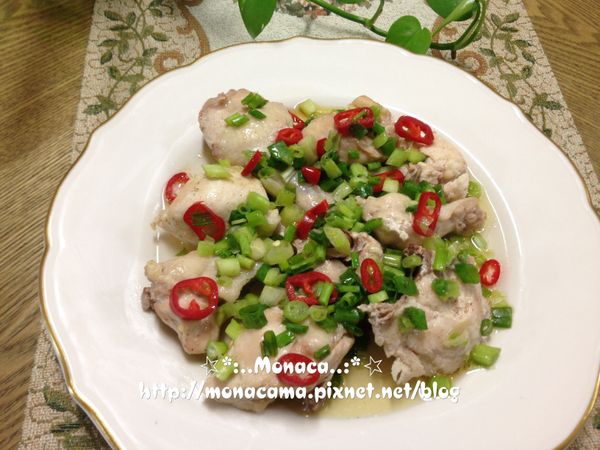 小叮嚀:
1.也可以先將煮熱的香油跟沙拉油淋到蔥花裡，等雞肉蒸好後再混入雞高湯淋於雞肉上。
2.使用一般瓦斯爐就蒸個20分鐘。
3.剩餘的雞高湯可以拿來煮湯炒菜。