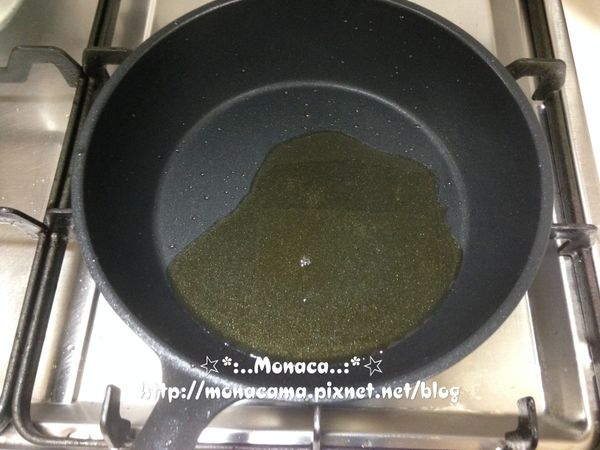 再起鍋煮熱香油跟沙拉油，淋上雞塊即可。