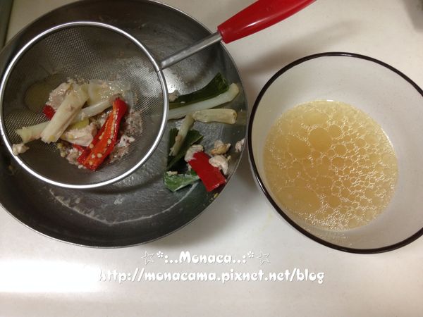 蒸好後將雞塊放入盤中，撒上蔥花跟辣椒圈，均勻淋上蒸後產生的雞高湯。