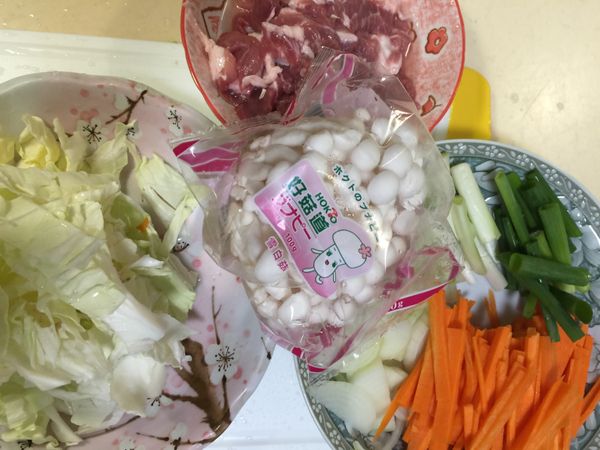 食材都切絲備用，雪白菇撥開