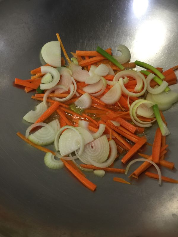 炒米粉油可以多一點，米粉會吸油⋯
先炒紅蘿蔔絲和洋蔥絲