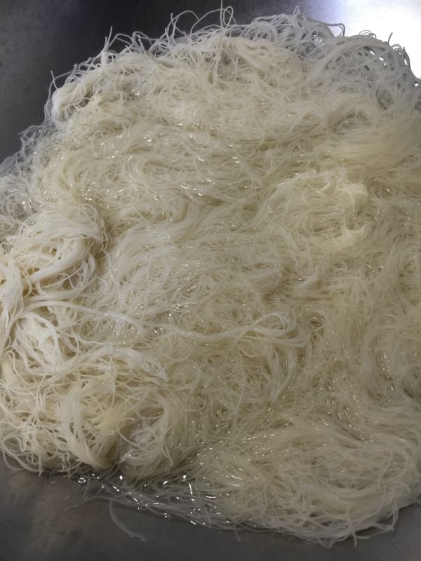 純米米粉比較不耐煮，所以煮溫水，放進去燙ㄧ下，在用乾淨的冷水沖洗過，增加彈性，備用