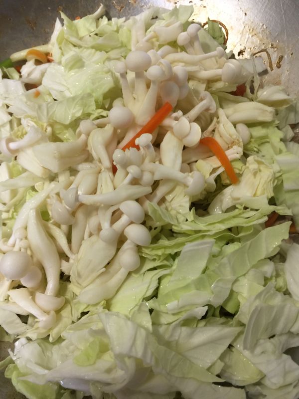 煸出豬油後加入高麗菜絲和雪白菇⋯待蔬菜稍軟即可加入所有醬料，炒均勻後再加入米粉拌炒⋯最後加上蔥綠即可