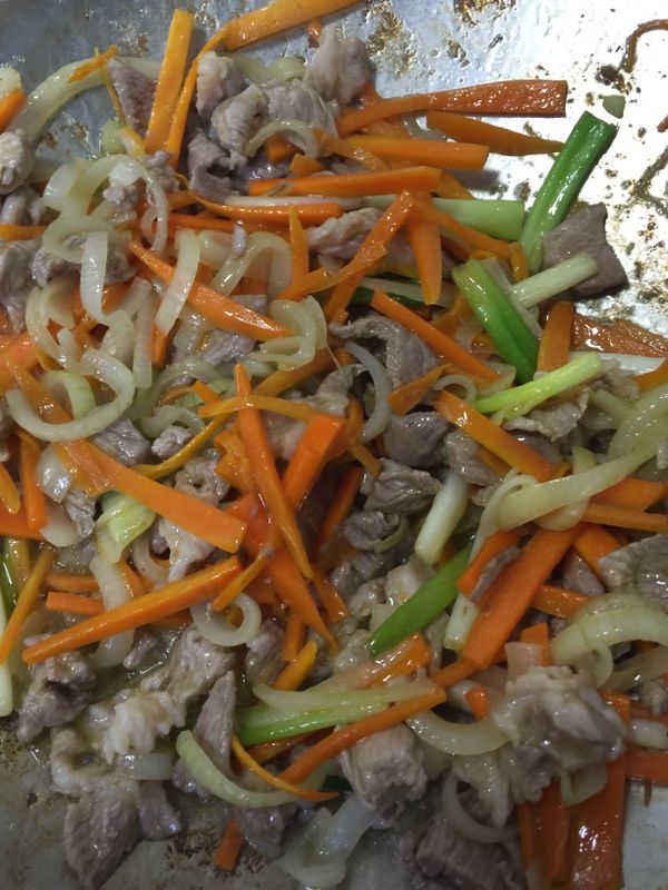 等胡蘿蔔素出來就可加肉絲和蔥白，肉絲稍微煸出油，這樣等一下米粉吸收到豬油，會更香喔！