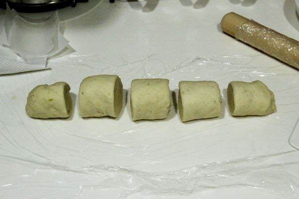 桿成長方型再捲起成一條，約5公分切一塊， 約16塊。