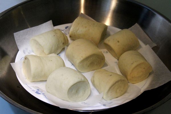 一個一個放在烘焙紙上，放杯熱水在電鍋和炒菜鍋中，發酵15分鐘。
(因為電鍋不夠蒸，所以炒菜鍋幫忙一起)