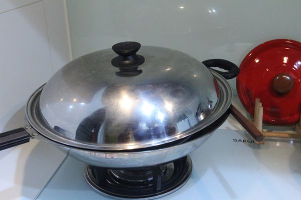 接著外鍋1杯熱水，蒸電鍋跳起 (約10~12分鐘) ，用筷子放在鍋緣開約1CM小洞散熱，繼續悶10~15分鐘