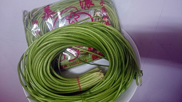 水(野)蓮洗淨切段
肉絲洗淨
香菇切絲