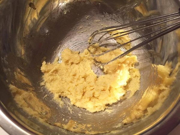 奶油放入鋼盆中，室溫放至軟化，加入砂糖和二砂，用攪拌器手動拌至蓬鬆狀，再加入雞蛋一顆拌均勻