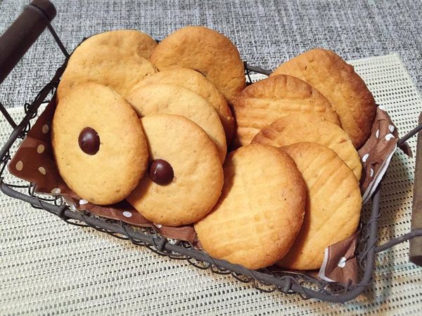 放入預熱180度的烤箱中，烤約12-15分鐘即可，出爐後放置10分鐘等餅乾放涼變硬就可以食用囉！