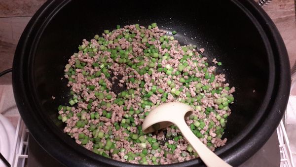 熱鍋下少許油，加入絞肉炒散後加少許米酒（提香去腥），再加雞粉與胡椒鹽拌炒至熟，熄火……最後加入韭菜末用餘熱拌炒即可，放涼備用！