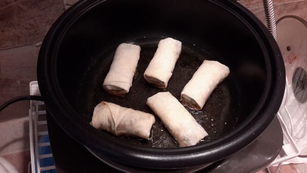 熱鍋下油～油熱後下春捲炸至金黃即可！