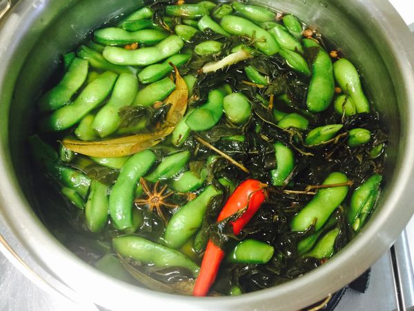 將水加入香料和茶葉煮開，放入洗淨的毛豆，加鹽，轉中火煮5-6分鐘，關火蓋鍋蓋燜至室溫即完成。