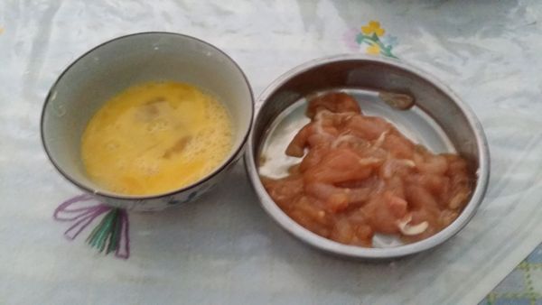 雞胸肉切成小條狀，加入米酒、醬油醃製，最後再加上1/2小匙太白份，雞蛋打散