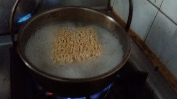 煮泡麵，過一下熱水就撈起