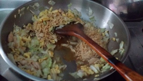 炒高麗菜等快熟後，再加蛋、雞胸肉及炮麵再拌炒一下即可完成