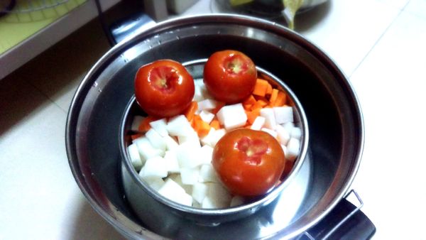 紅、白蘿蔔切小塊跟蕃茄一起放電鍋蒸