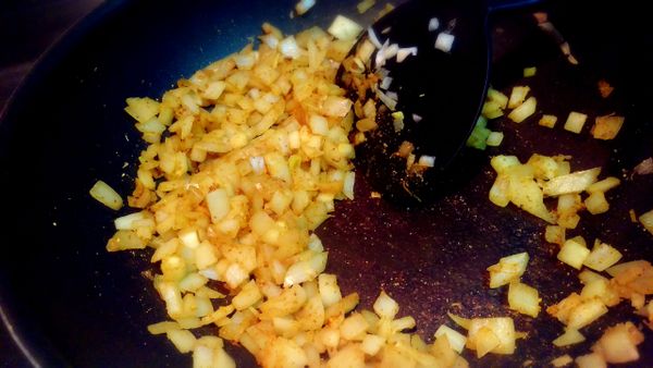 將洋蔥稍微炒過後加入咖哩粉辦炒至微微透明