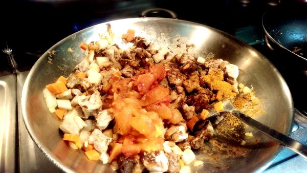 將炒好的洋蔥加上豬肉、蒸好的紅白蘿蔔、蘋果，再加上碾成泥的蕃茄和咖哩塊辦炒
覺得味道不夠還可以再加上第三種咖哩
最後再加入雞肉塊