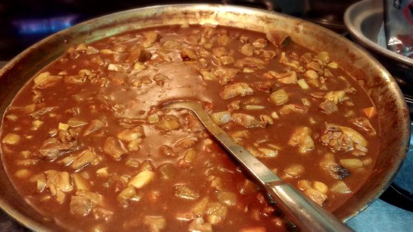 在攪拌時適時加水，要看起來有點水水的，最後加上杏鮑菇和馬鈴薯繼續辦炒