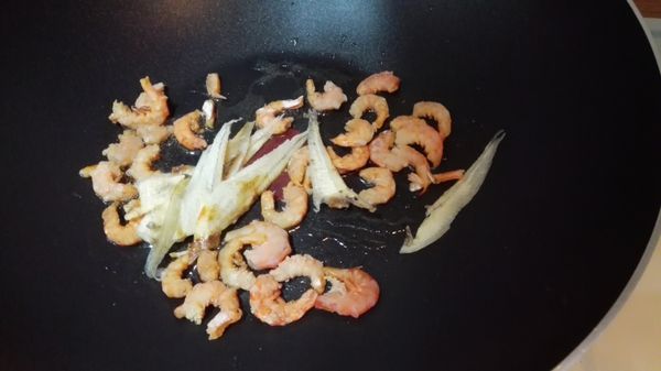 起油鍋，下扁魚與蝦米爆香。