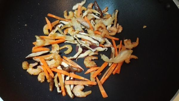 下香菇與紅蘿蔔，炒至熟軟。