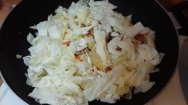 下大白菜，炒至出水軟嫩。