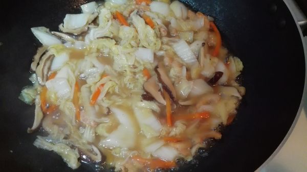 最後起鍋前 ，淋上烏醋、香油及撒上香菜，即可盛盤。