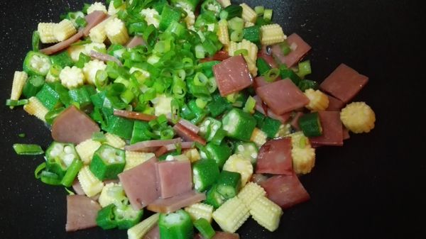 鹽與鰹魚粉調味後，下蔥綠翻炒均勻，即可關火盛盤。