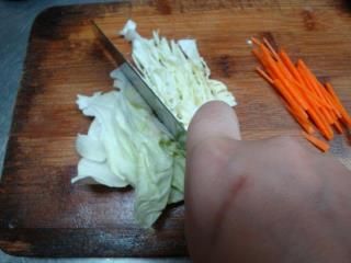 將高麗菜與紅蘿蔔切細絲備用