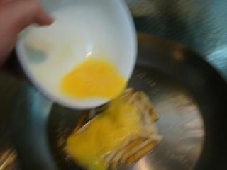 將蛋打成蛋液並倒一半到薯條上定型