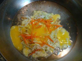 待一分鐘後倒入另一半的蛋液