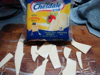 將一片原味芝司樂高鈣起司撕成長條狀備用