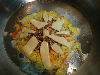 最後灑上海苔香鬆,鋪上起司就完成了