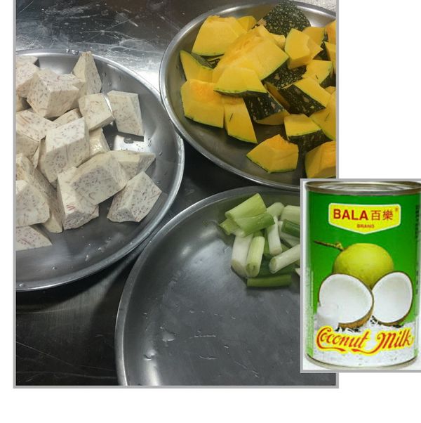 竽頭切小塊狀, 南瓜不去皮切小塊狀, 薑切片, 蔥切段備用.