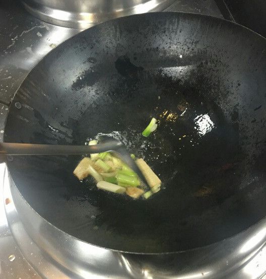 用麻油小火爆香老薑, 蔥白