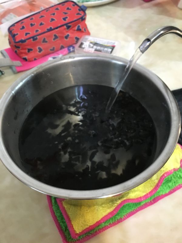 將小木耳沖洗後，用熱水泡開(在本篇食譜使用的是小木耳，大木耳比較脆，我用來涼拌比較多)