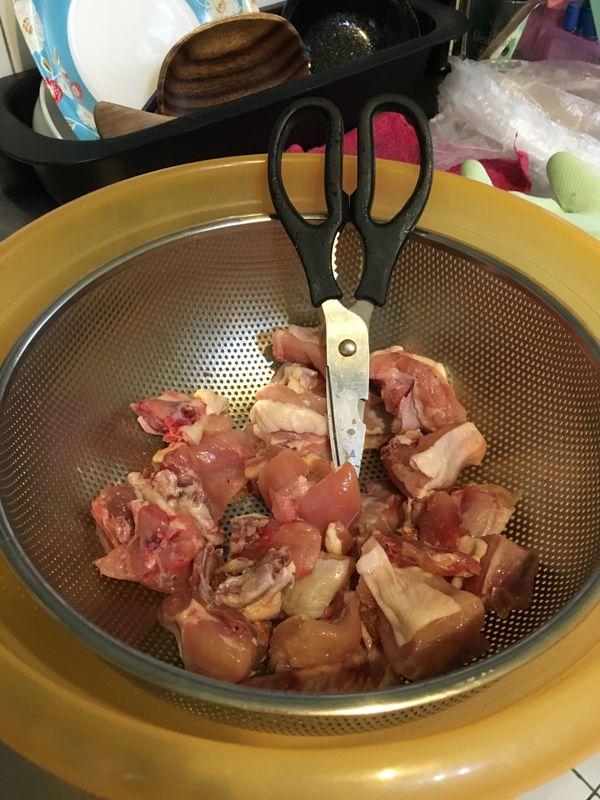 將雞肉修剪一下，可以用喜愛的部位來做此道濃湯，我使用的是帶皮雞肉