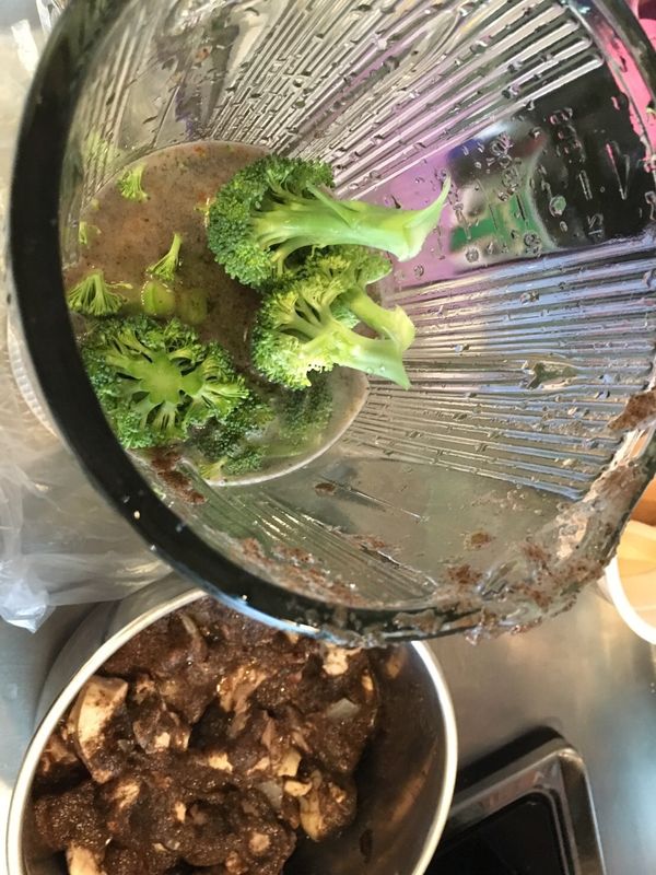 將小木耳(看喜歡的稠度，放越多小木耳湯越濃稠，很像勾芡的概念，我放了三個飯碗量，)+花椰菜(生的即可)到入果汁機或是食物攪拌機裡面打碎