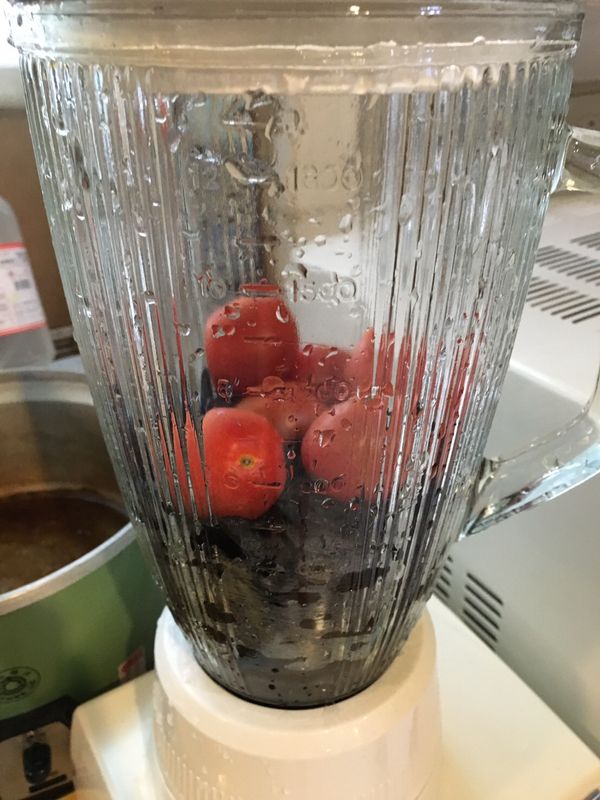 喜歡酸味多一些的朋友可以多放幾顆番茄，也一起放入，打碎。(若機器不夠力，分批打即可)