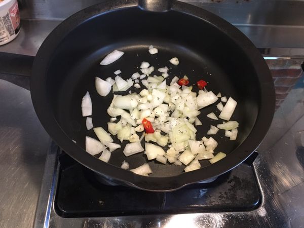 熱一個炒鍋，將洋蔥+辣椒炒軟(一點點辣椒即可)(提味用)